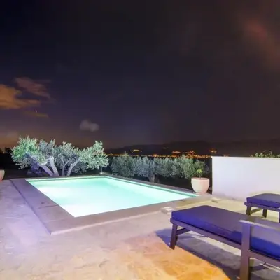 Holiday Home Bliss - Holiday Home with Outdoor Pool and Sea View ST