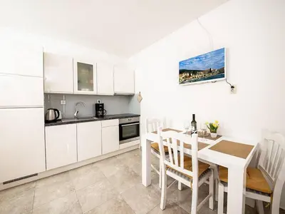 Kuhinja ili čajna kuhinja u objektu Apartments Magdalena - Standard Apartment with Terrace and Sea View A2