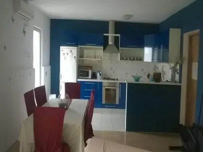 Kuhinja ili čajna kuhinja u objektu Apartment Roksy - Two-Bedroom Apartment with Terrace and Sea View ST