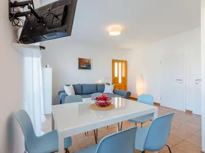 TV i/ili zabavni centar u objektu Villa Stella - Two Bedroom Apartment with Terrace and Sea View Stella
