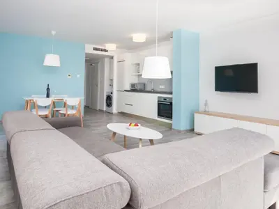 Kuhinja ili čajna kuhinja u objektu Apartments Dva Galeba - One Bedroom Apartment with Garden Terrace 202