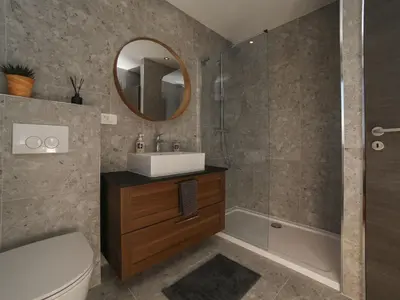 Kupaonica u objektu Apartments Marti - Three Bedroom Apartment with Balconies and Sea View - ST