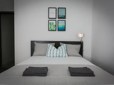 Krevet ili kreveti u jedinici u objektu Apartments Marti - Three Bedroom Apartment with Balconies and Sea View - ST