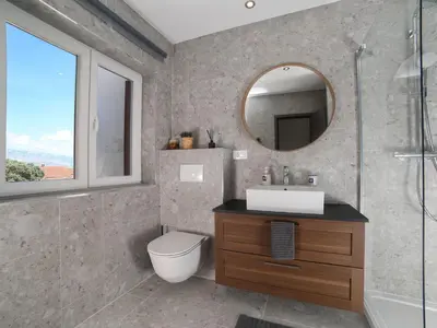 Kupaonica u objektu Apartments Marti - Three Bedroom Apartment with Balconies and Sea View - ST