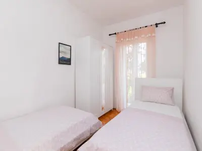 Krevet ili kreveti u jedinici u objektu Apartments Marti - Four Bedroom Apartment with Terrace and Sea View - ST