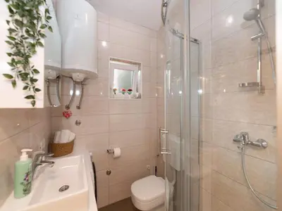 Kupaonica u objektu Apartments Marti - Four Bedroom Apartment with Terrace and Sea View - ST