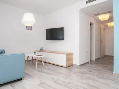 TV i/ili zabavni centar u objektu Apartments Dva Galeba - Standard One Bedroom Apartment with Terrace 101