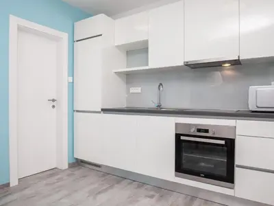 Kuhinja ili čajna kuhinja u objektu Apartments Dva Galeba - Standard One Bedroom Apartment with Terrace 101