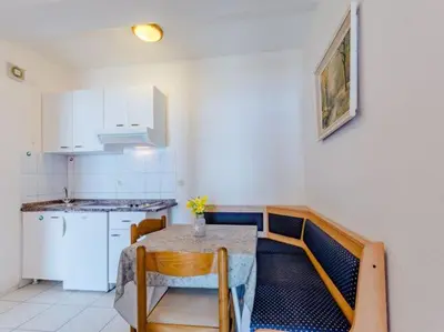 Kuhinja ili čajna kuhinja u objektu Villa Kosa - Two Bedroom Apartment with Balcony and Sea View A2 Plavi