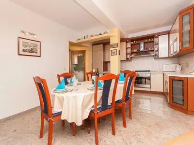 Kuhinja ili čajna kuhinja u objektu Apartment Brajki-Three Bedroom Apartment with Balcony and Sea View
