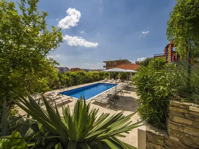 Bazen u objektu Villa Dvori Vi kovi-Seven Bedroom Villa with Swimming Pool ili u blizini