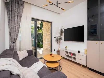 TV i/ili zabavni centar u objektu Apartment Tomas with balcony and sea view