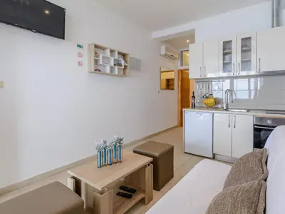Kuhinja ili čajna kuhinja u objektu Apartments Hope Dugi Rat - Standard One-Bedroom Apartment with Terrace and Sea View A3