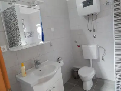 Kupaonica u objektu Apartments Mimose - Two Bedroom Apartment with Terrace and Sea View Lile