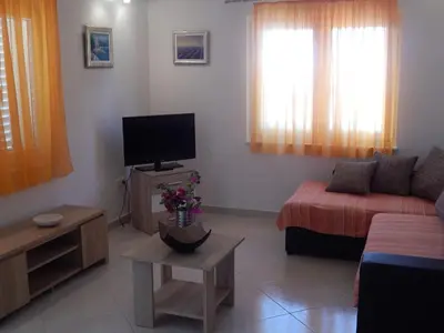 TV i/ili zabavni centar u objektu Apartments Mimose - Two Bedroom Apartment with Terrace and Sea View Lile
