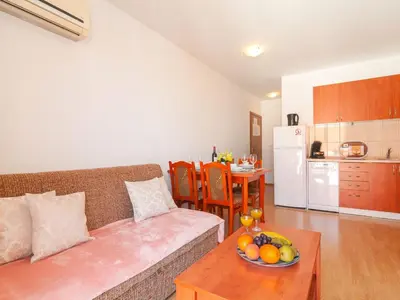 Kuhinja ili čajna kuhinja u objektu Apartments Island Beat - Two Bedroom Apartment with Balcony and Sea View A2 ST