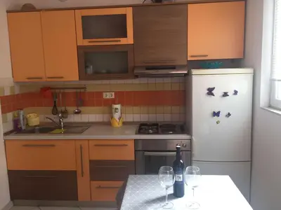 Kuhinja ili čajna kuhinja u objektu Apartments Roko ST - Standard One Bedroom Apartment with Shared Terrace A1