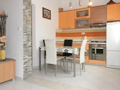 Kuhinja ili čajna kuhinja u objektu Apartments Roko ST - Standard One Bedroom Apartment with Shared Terrace A1