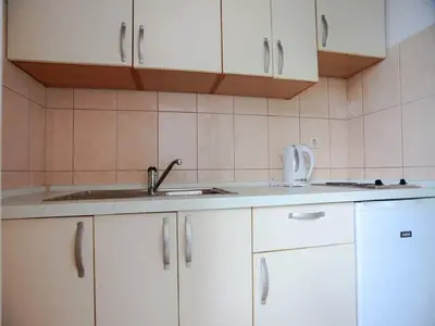 Kuhinja ili čajna kuhinja u objektu Apartments Pezo - Studio with Balcony and Sea View