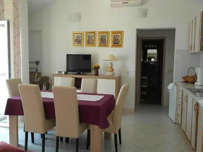 TV i/ili zabavni centar u objektu Apartment Ra i - Two-bedroom Apartment with Balcony and Sea View