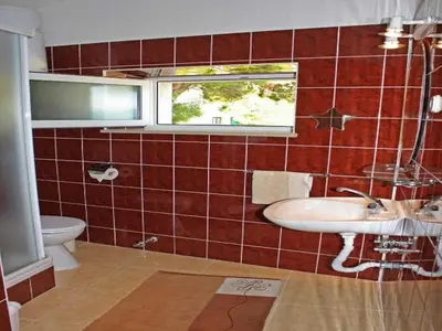 Kupaonica u objektu Apartment Ra i - Two-bedroom Apartment with Balcony and Sea View