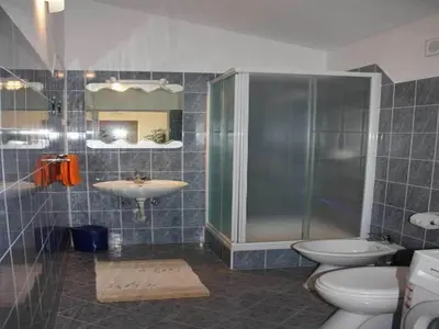 Kupaonica u objektu Apartment Ra i - Two-bedroom Apartment with Balcony and Sea View