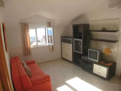 TV i/ili zabavni centar u objektu Apartment in Bol with balcony