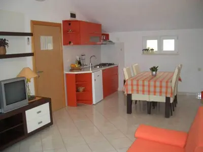 Kuhinja ili čajna kuhinja u objektu Apartment in Bol with balcony