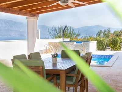 Bazen u objektu 4 bedroom villa with swimming pool ili u blizini