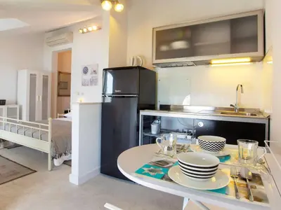 Kuhinja ili čajna kuhinja u objektu Apartments & Room Vesna - Studio Apartment with Terrace and Sea View