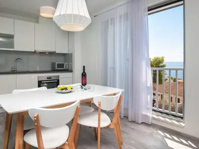Kuhinja ili čajna kuhinja u objektu Apartments Dva Galeba - Premium One Bedroom Apartment with Sea View 103