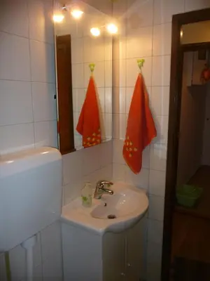 Kupaonica u objektu Charismatic Garden Cottage with Sea View