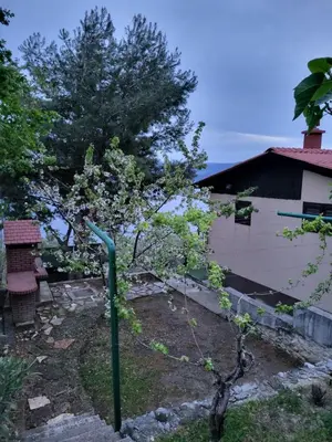 Vrt u objektu Charismatic Garden Cottage with Sea View