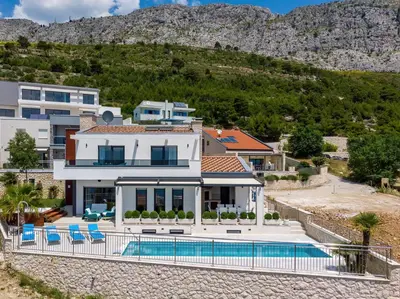 Pogled na planine ili pogled na planine iz vila