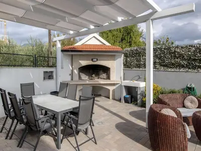 Popločani dio dvorišta ili vanjski dio objekta Apartment Villa Andelka with Swimming Pool