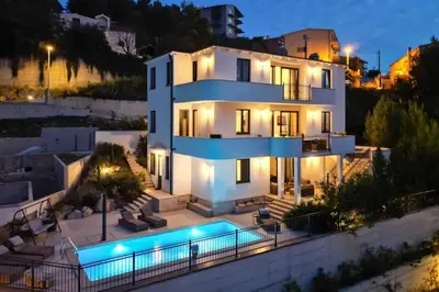 Bazen u objektu Luxury Apartment With Breathtaking View & Private Pool ili u blizini