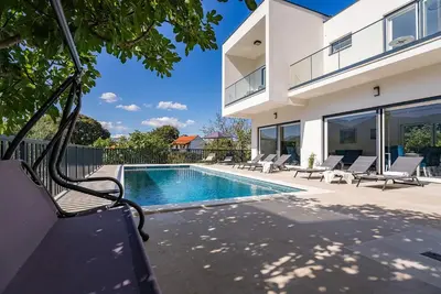 Bazen u objektu Villa Giro ili u blizini
