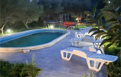 Bazen u objektu Four-Bedroom Holiday Home Kucice With A Fireplace 09 ili u blizini