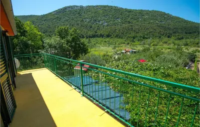 Pogled na planine ili pogled na planine iz vikendica