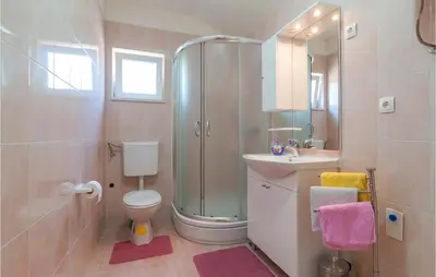 Kupaonica u objektu Four-Bedroom Holiday Home Kucice With A Fireplace 09