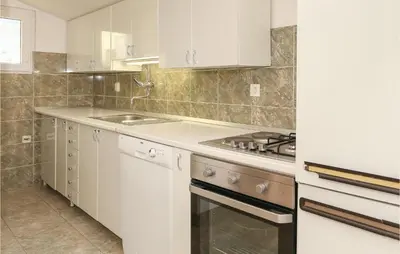 Kuhinja ili čajna kuhinja u objektu Three-Bedroom Apartment Omis With Sea View 07