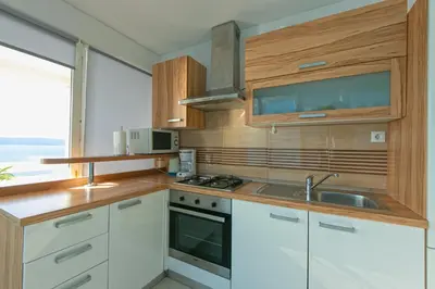 Kuhinja ili čajna kuhinja u objektu Apartmani Brela 4