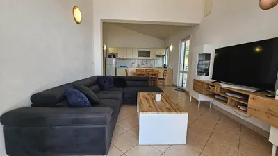 TV i/ili zabavni centar u objektu Apartmani Brela 3