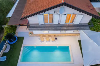 Bazen u objektu Luxury Villa Kristina with Heated Pool near Omis for 12 Guests ili u blizini