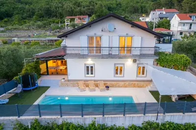 Bazen u objektu Luxury Villa Kristina with Heated Pool near Omis for 12 Guests ili u blizini