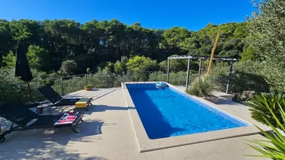Bazen u objektu Villa Brač ili u blizini
