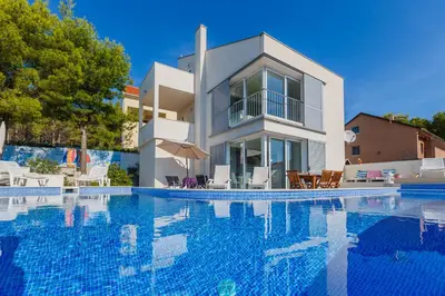 Bazen u objektu Villa Casabianca ili u blizini