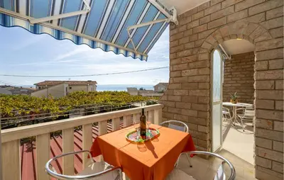 Balkon ili terasa u objektu 2 Bedroom Awesome Apartment In Dugi Rat