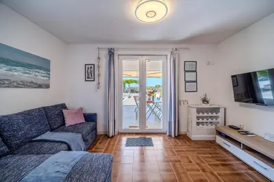 TV i/ili zabavni centar u objektu Villa Julia with heated pool and hot tub, ideal for large groups