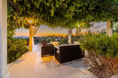 Vrt u objektu Villa Julia with heated pool and hot tub, ideal for large groups